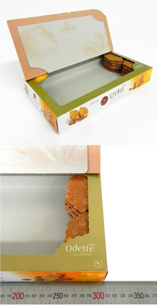 박스를 삿더니 과자가들어있다..