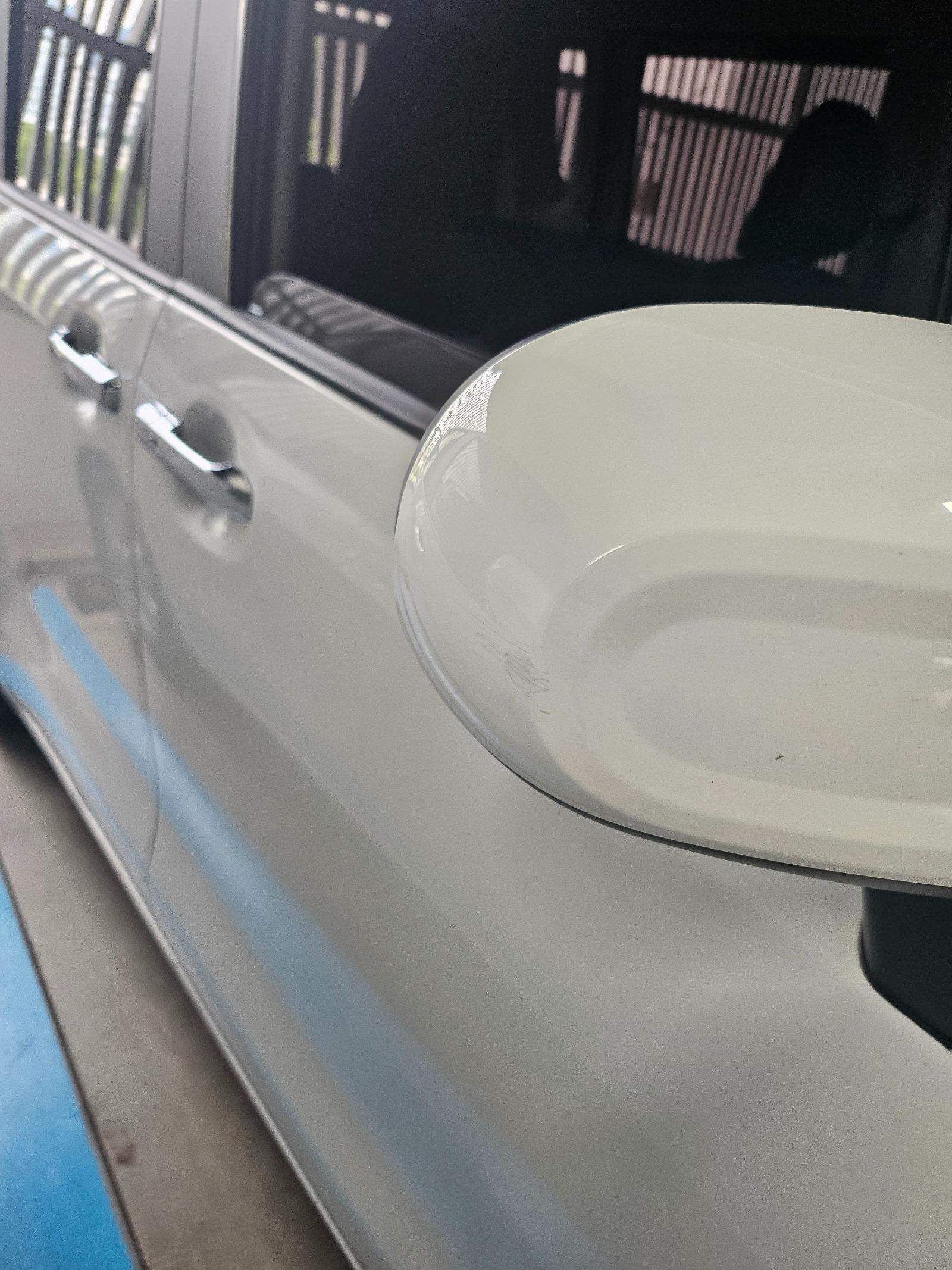 상대측 사이드미러 손상 부위.jpg