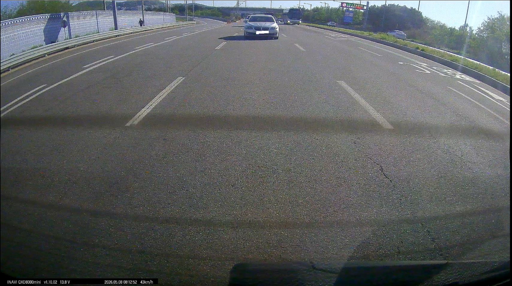 bmw 앞으로 블박차가 진로변경 완료후 3차선에서 속도줄임.JPG