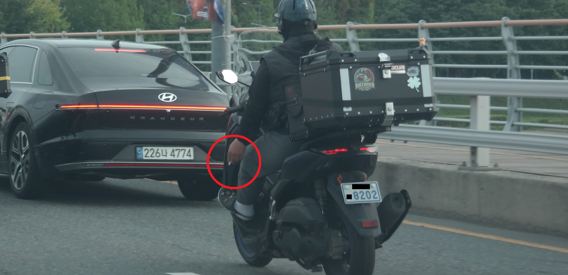 충북청주마8202 담배꽁초무단투기 오토바이 03.PNG