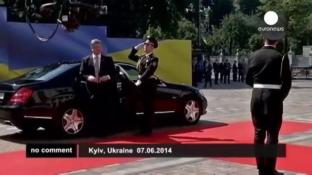 Not for the faint-hearted_ Soldier falls at Poroshenko ceremony - no comment (360p).mp4_20210504_214942.839.jpg