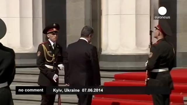Not for the faint-hearted_ Soldier falls at Poroshenko ceremony - no comment (360p).mp4_20210504_215049.625.jpg