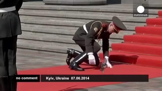 Not for the faint-hearted_ Soldier falls at Poroshenko ceremony - no comment (360p).mp4_20210504_214901.427.jpg