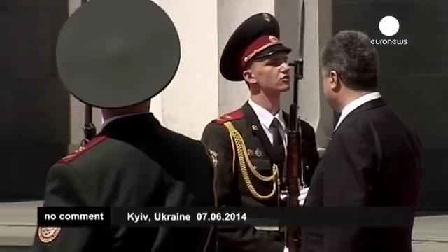 Not for the faint-hearted_ Soldier falls at Poroshenko ceremony - no comment (360p).mp4_20210504_215124.198.jpg