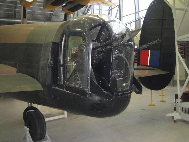 1280px-Lancaster_tail_turret.jpg