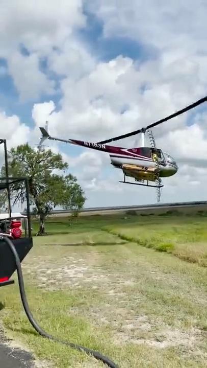 Pilot Lands His Helicopter Neatly Over Truck (720p).mp4_20230426_140205.437.jpg
