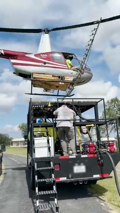 Pilot Lands His Helicopter Neatly Over Truck (720p).mp4_20230426_140224.602.jpg