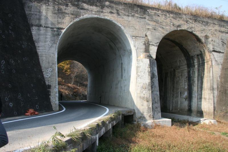 1920px-Railroad_bridge_at_No_Gun_Ri,_South_Korea.jpg