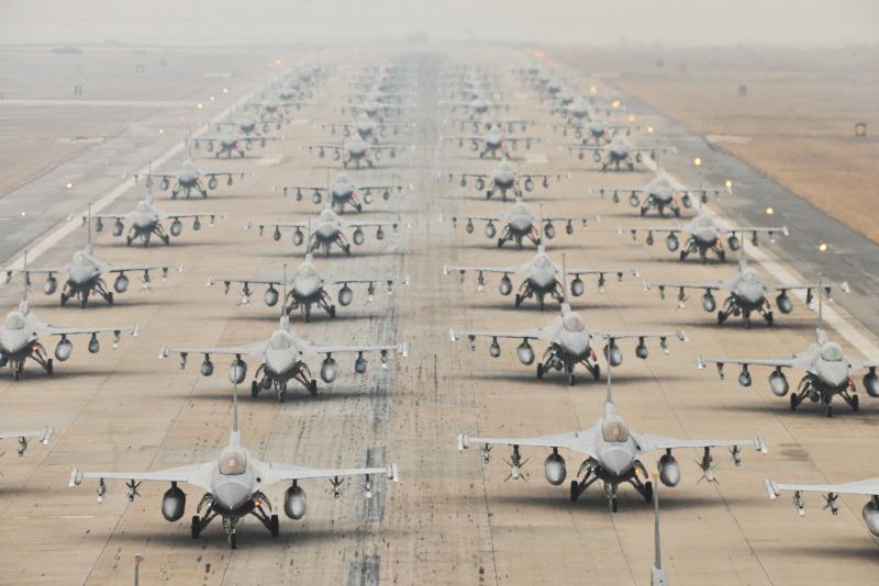 F-16_Kunsan_AB_Elephant_Walk.jpg