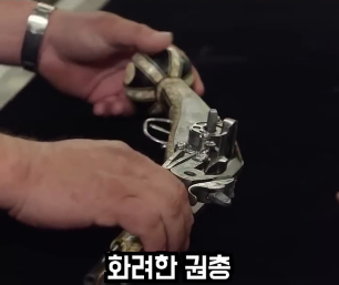 2700만원에 산 권총의 진짜 가격 (720p).mp4_000001501.png