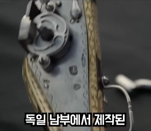 2700만원에 산 권총의 진짜 가격 (720p).mp4_000024524.png