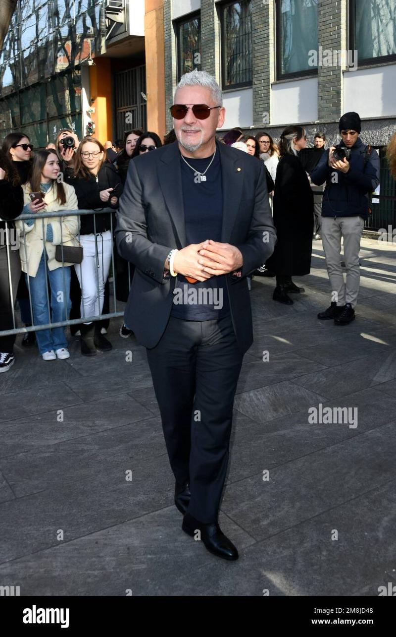 milan-italy-14th-jan-2023-milan-guests-arriving-emporio-armani-fashion-show-milan-fashion-week-fallwinter-202324-in-the-photo-roberto-baggio-credit-independent-photo-agencyalamy-live-news-2M8JD48.jpg