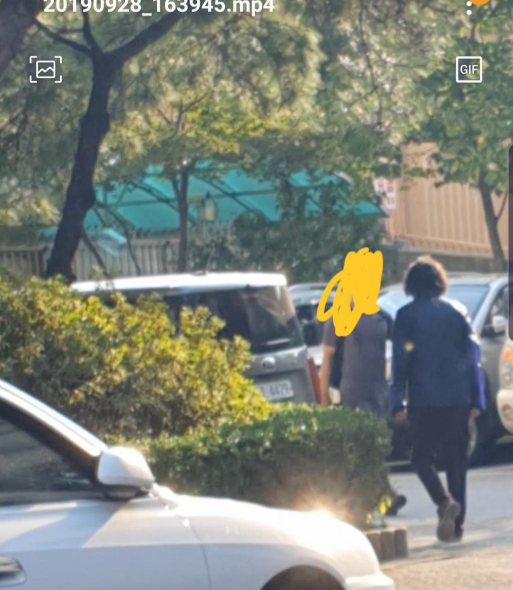 4시38분 광화문청와대 155차 진격위해 1층 내려오자 지령 받는 여자 | 보배드림 자유게시판