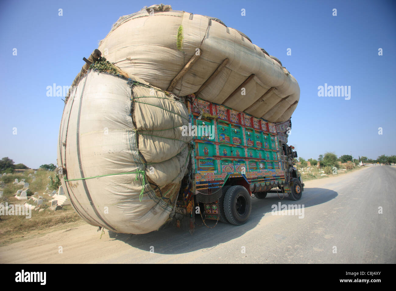 truck-pakistani-pakistan-asia-baluchistan-load-of-goods-on-the-way-C8J4XY.jpg