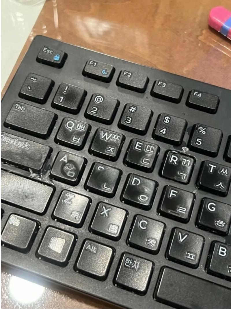 키보드 접착제 사건2.JPG