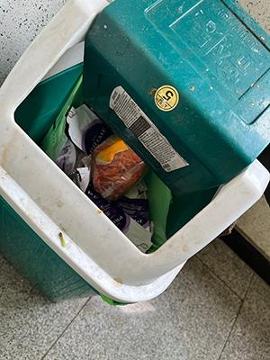 20260327 (3)_쓰레기통 내부 오물.jpg