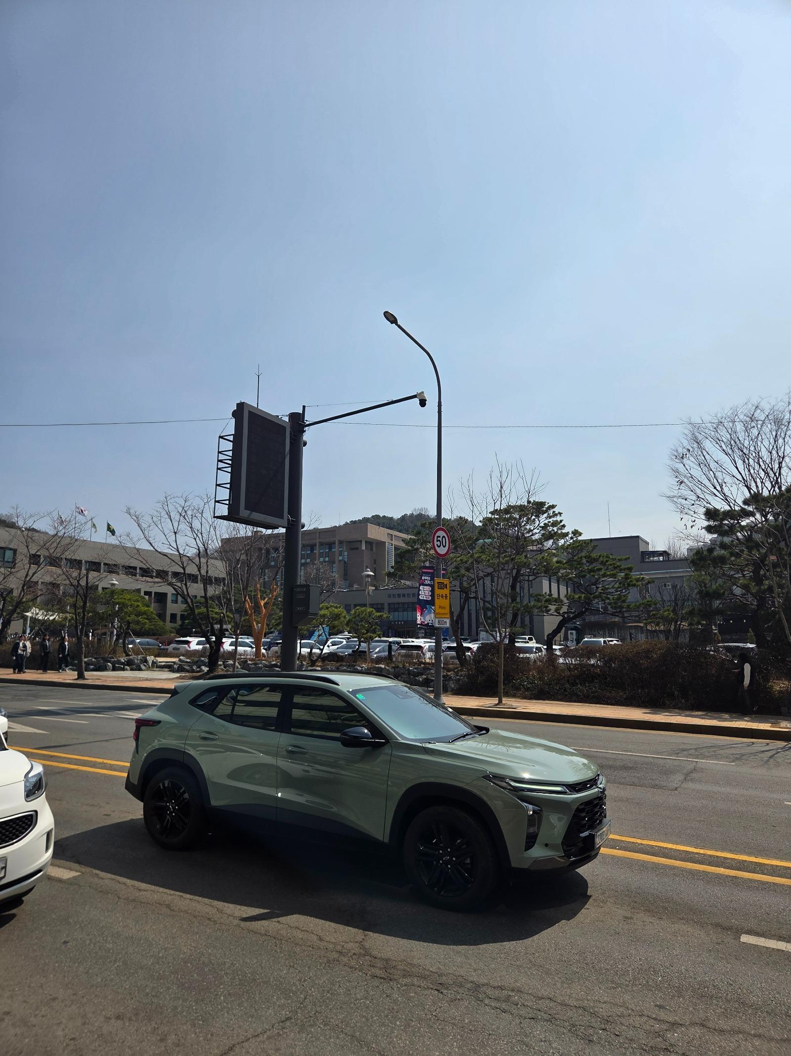 외부건물밖에서 택시탐.jpg