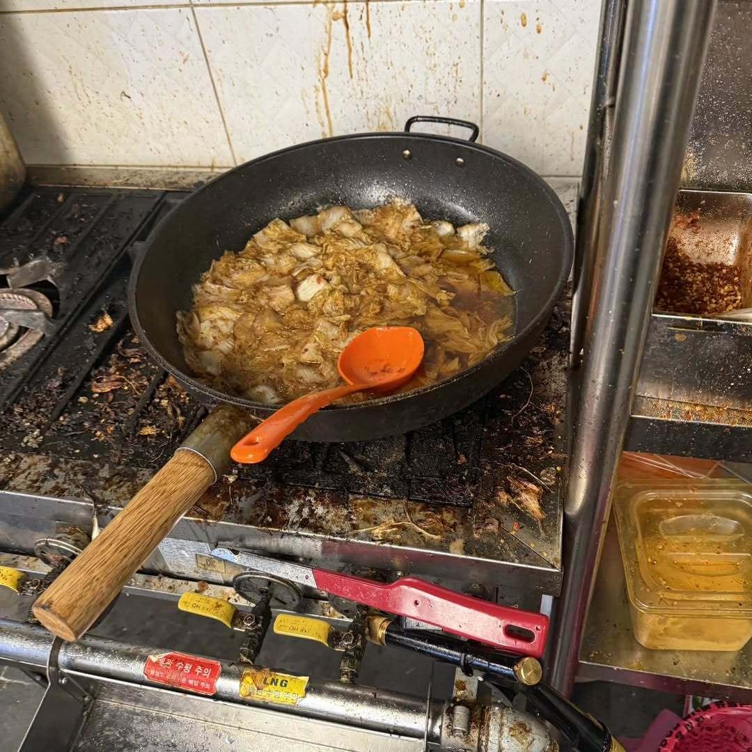 어딘진 몰라도 건강한식단은 아니고 건강잃을듯 어쩐지 예전부터 줘도 먹기 싫더라 (2).jpg