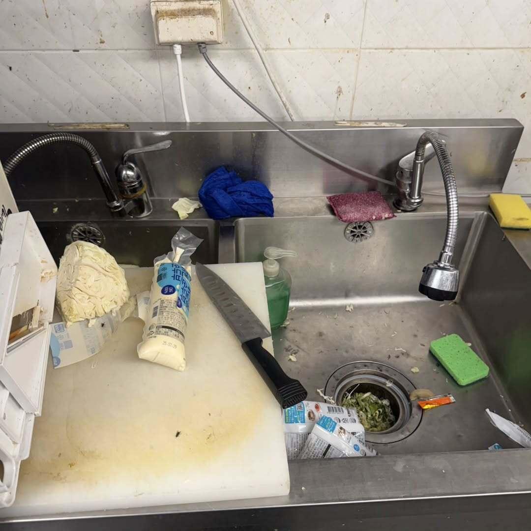 어딘진 몰라도 건강한식단은 아니고 건강잃을듯 어쩐지 예전부터 줘도 먹기 싫더라 (5).jpg