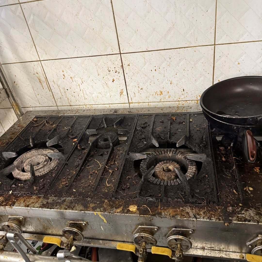 어딘진 몰라도 건강한식단은 아니고 건강잃을듯 어쩐지 예전부터 줘도 먹기 싫더라.jpg