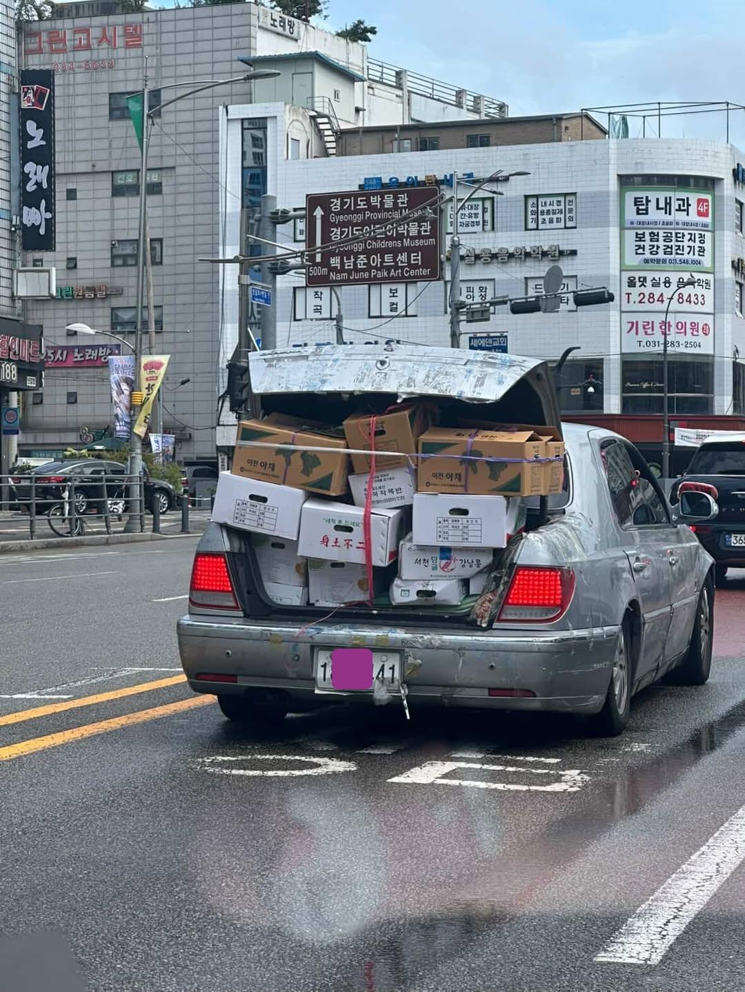 인스타 실시간 DM 제보입니다.트렁크에 빈 박스 가득, 테이프 체어맨의 정체는신갈IC 나가기 전 도로에서체어맨 차량이 트렁크를 연 채 빈 야채 박스를 가득 싣고 주행하는 모.jpg