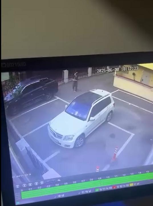 인스타 DM 제보-‘욱일기 벤츠’ 차주, 이번엔 계란 투척으로 벌금 15만원욱일기 부착으로 논란이 됐던 벤츠 차주분이 지난 6월 30일 아무 이유 없이 차량에 계란 5개를 (1).jpg