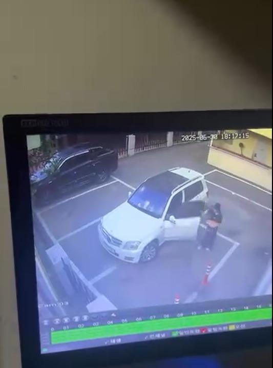 인스타 DM 제보-‘욱일기 벤츠’ 차주, 이번엔 계란 투척으로 벌금 15만원욱일기 부착으로 논란이 됐던 벤츠 차주분이 지난 6월 30일 아무 이유 없이 차량에 계란 5개를 .jpg