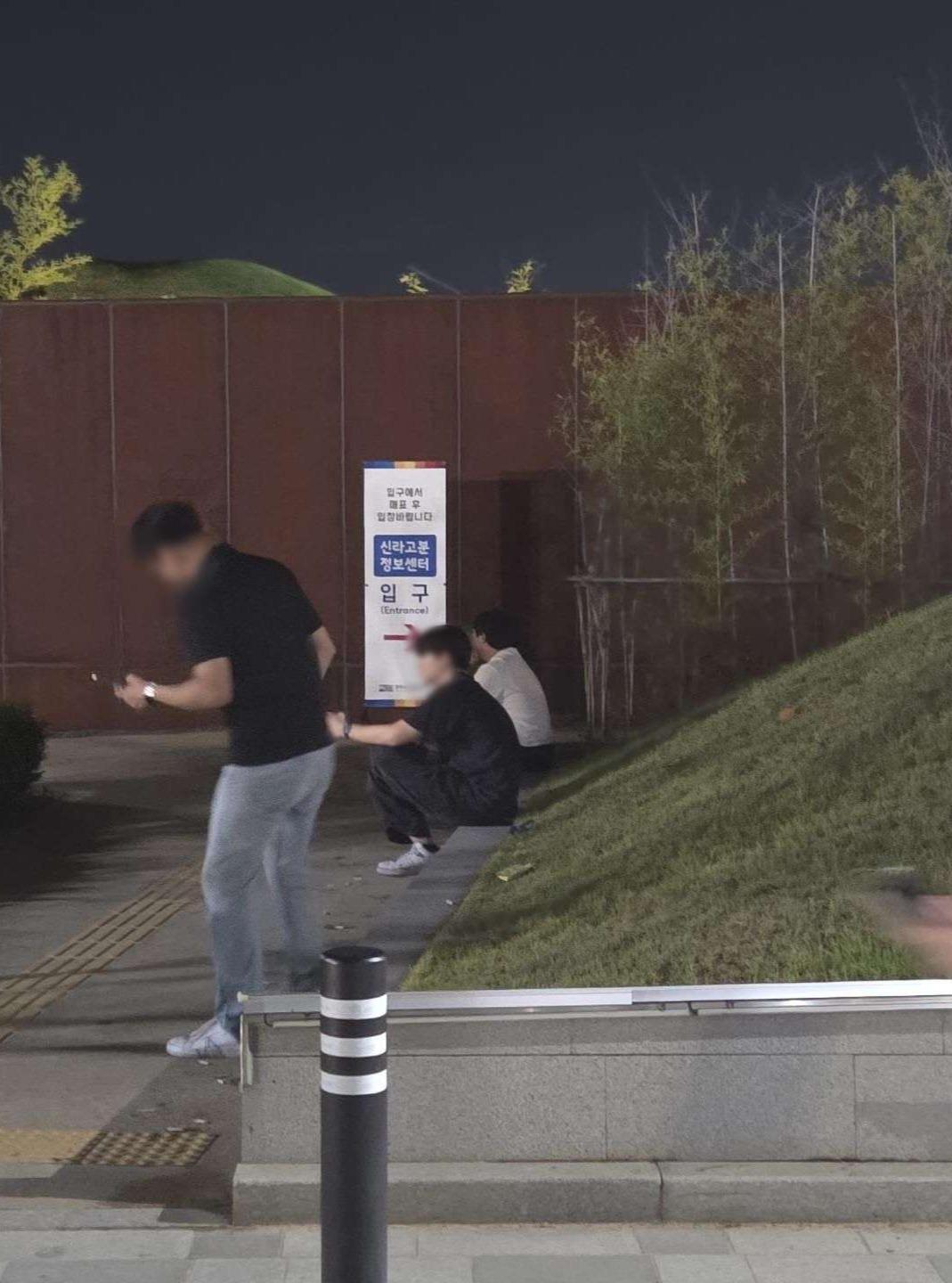 인스타 DM 제보-제보 내용-경주 11일 축제 날, 능 위에 올라가는 사람들과공원 곳곳에서 담배를 피우는 사람들이 많았습니다.시청에 연락했지만 “어쩔 수 없다”는 답변만 돌.jpg