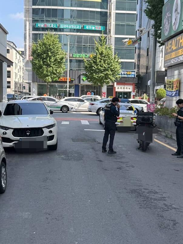 인스타 DM 제보-대전 마세라티, 3주째 대각선 주차로 도로 막아제보 내용-안녕하세요. 대전 서구 용문동 도로가 주차 빌런 마세라티 제보합니다. 본인 오토바이와 마세라티로 (2).jpg
