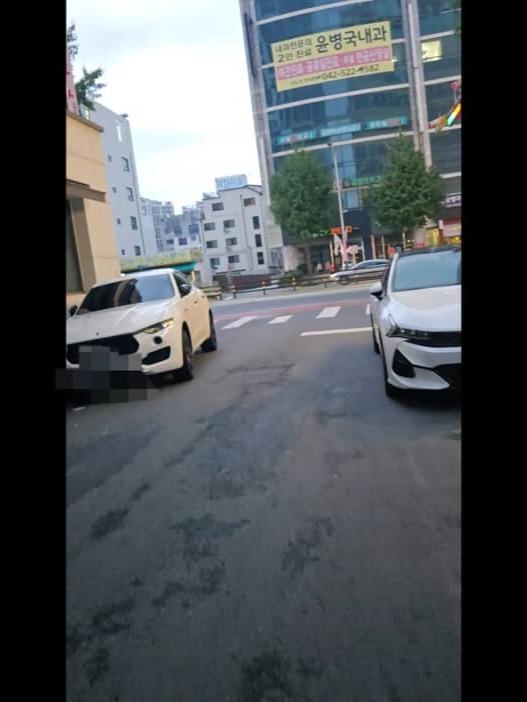 인스타 DM 제보-대전 마세라티, 3주째 대각선 주차로 도로 막아제보 내용-안녕하세요. 대전 서구 용문동 도로가 주차 빌런 마세라티 제보합니다. 본인 오토바이와 마세라티로 (1).jpg
