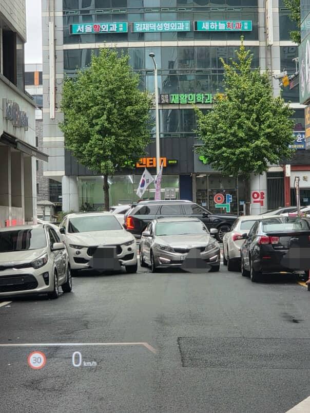 인스타 DM 제보-대전 마세라티, 3주째 대각선 주차로 도로 막아제보 내용-안녕하세요. 대전 서구 용문동 도로가 주차 빌런 마세라티 제보합니다. 본인 오토바이와 마세라티로 .jpg