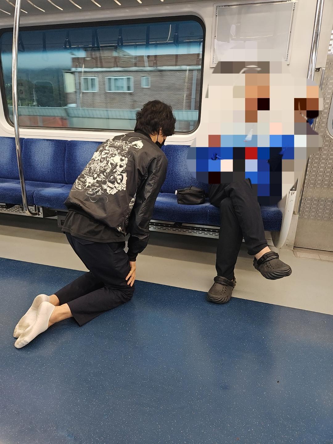 인스타 DM 실시간 제보-지하철 1호선, 승강장서 노상방뇨 후 경찰로 착각해 무릎 꿇은 남성…“LA 출신이라며 춤추고 경례까지”제보 내용-오늘 아침 1호선 모습입니다.무릎 .jpg