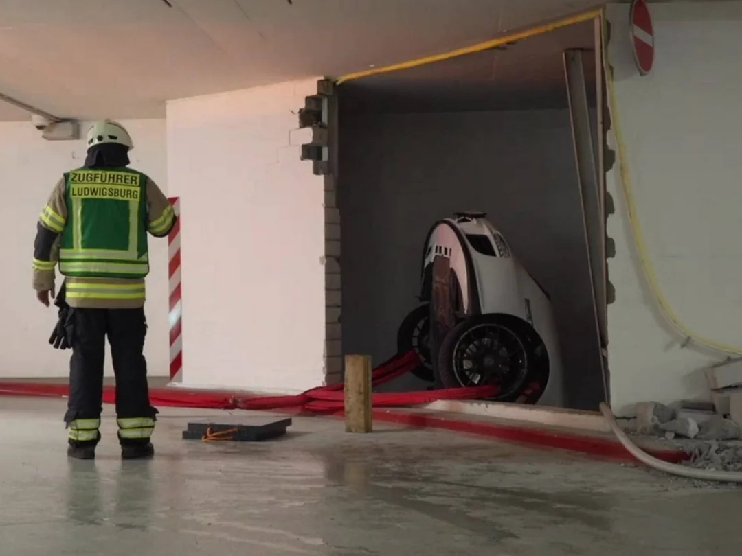 90-year-old-driver-parked-his-911-in-an-air-vent-after-v0-mcu6sso1kazf1.webp