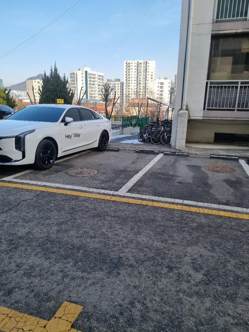 인스타 DM 제보-비매너 주차 제보제보 내용-살다 살다저렇게 주차하는 사람은 처음 봤어요저기 자전거 쪽엔 계단으로나이 드신 분들 왔다 갔다 하시는데이틀째 저러고 주차함택시가 (2).jpg