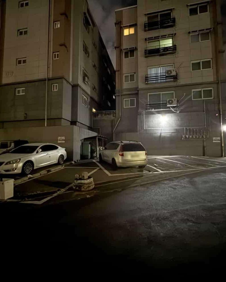 인스타 DM 제보-제보 내용-제보합니다.?빌라 ABC동으로 이루어진 곳에 거주하고 있습니다.빌라에 사는 사람이면 공동으로 주차할 수 있는다가구 주택입니다.?동네에 유명한 빌 (3).jpg