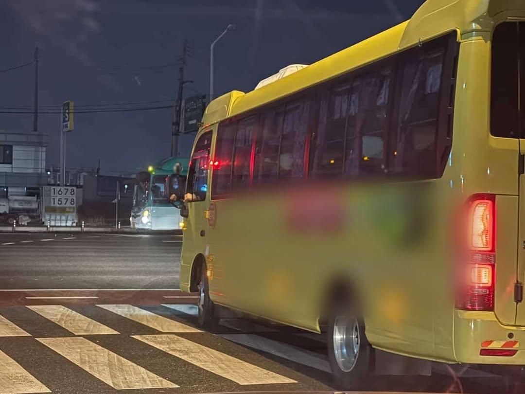 인스타 DM 제보-제보 내용-어린이 보호차량에서 흡연을 하시다니…이건 좀 너무하네요, 정말.제보 방법-인스타 DM 또는 이메일(bobaedream@bobaedream.co. (1).jpg