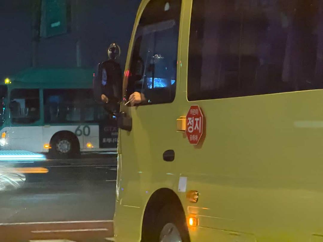 인스타 DM 제보-제보 내용-어린이 보호차량에서 흡연을 하시다니…이건 좀 너무하네요, 정말.제보 방법-인스타 DM 또는 이메일(bobaedream@bobaedream.co..jpg