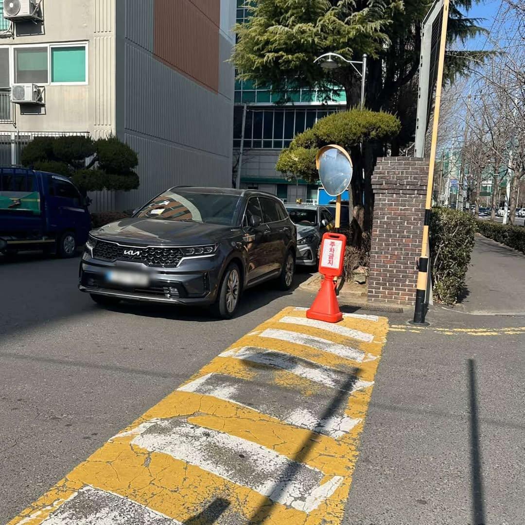 인스타 DM 제보-비매너 주차 제보제보 내용-안녕하세요~!저희 아파트에 너무 몰상식하게주차를 해놓는 분이 있어서 제보하려고 해요.전남 순천의 한 아파트 주차장입니다.해당 자 (2).jpg