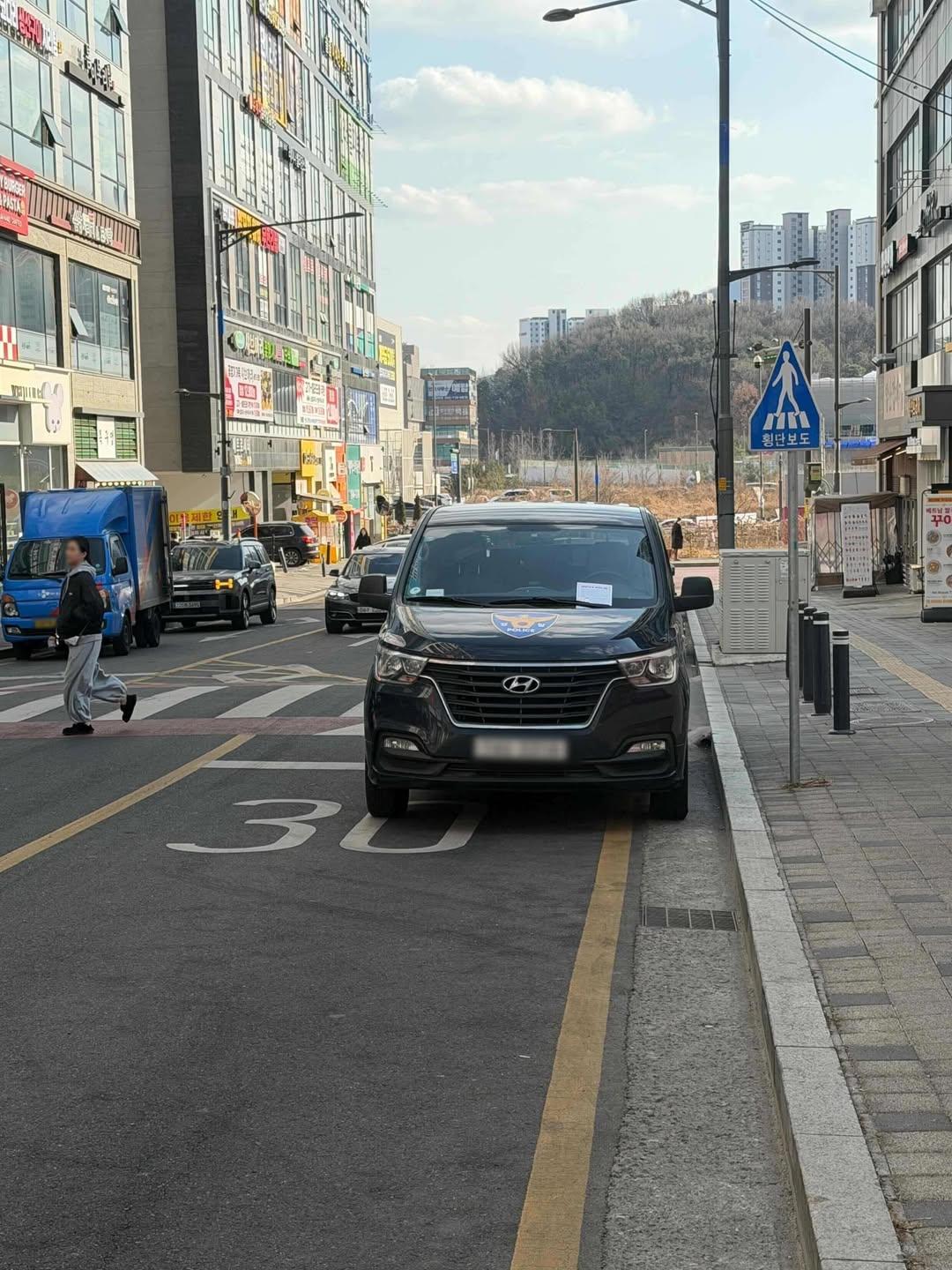 보배드림 인스타 DM 제보-비매너 주차 제보제보 내용-경찰차에 시원하게 딱지 떼이고 갔네요.인천 아라동입니다.제보 방법-인스타 DM 또는 이메일(bobaedream@boba (1).jpg