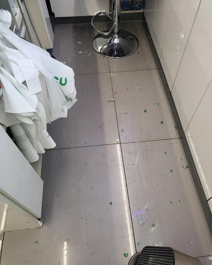 보배드림 인스타 DM 제보-어떤 사람이 편의점 카운터 쪽으로 공병을 두 차례 던져 편의점 직원이 부상을 입는 황당한 일이 발생했습니다.#편의점 #공병투척 #편의점직원부상 # (1).jpg