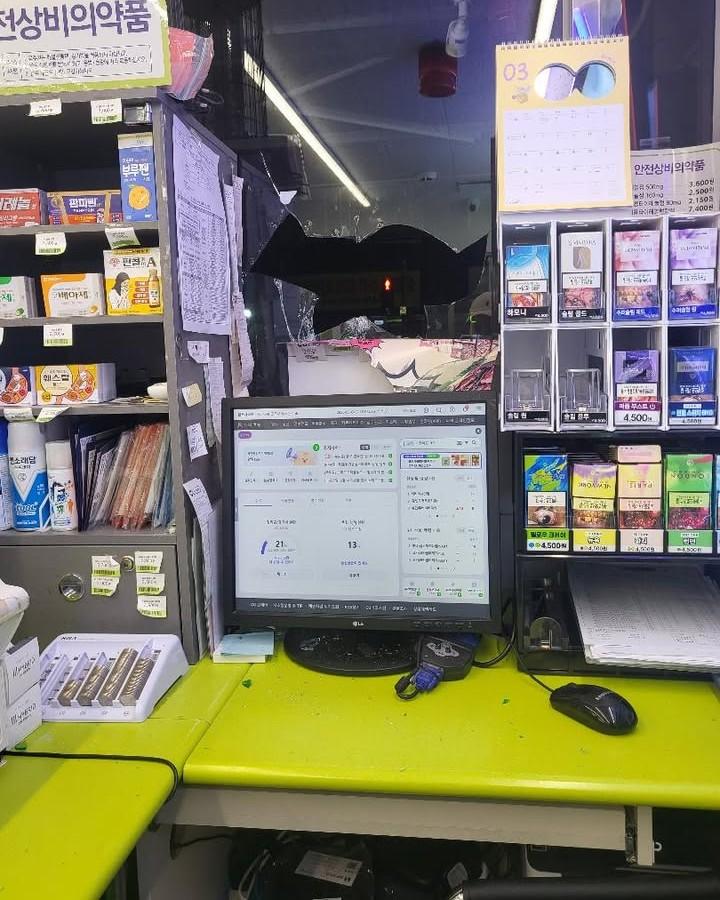 보배드림 인스타 DM 제보-어떤 사람이 편의점 카운터 쪽으로 공병을 두 차례 던져 편의점 직원이 부상을 입는 황당한 일이 발생했습니다.#편의점 #공병투척 #편의점직원부상 # (2).jpg