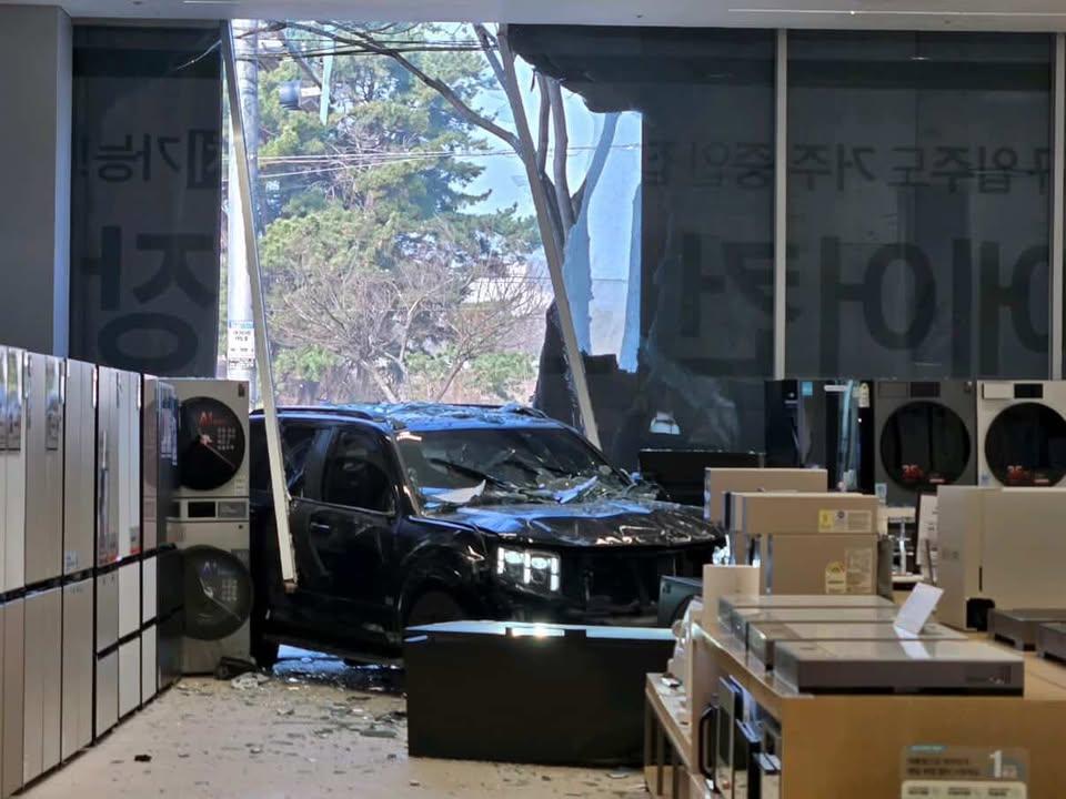 보배드림 인스타 DM 제보-구미 삼성디지털프라자로 돌진사고3월16일 아침 구미 삼성디지털프라자 매장으로 돌진했습니다.직진 차량과 유턴 차량이 충돌한 뒤 돌진했습니다. 사고  (1).jpg