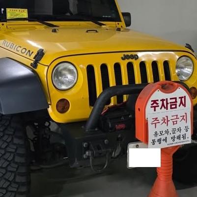 보배드림 인스타 DM 제보-유모차, 카트 통행 방해로 주차금지 써놨어도 지프 랭글러 루비콘 통로 주차지하주차장에서 통로를 막는 수준입니다.주차금지 표지까지 있는데도 주차.# (1).jpg