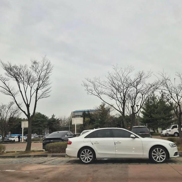 보배드림 인스타 DM 제보-BTS 공연 가드차(경비) 3자리 주차고양종합운동장 BTS 공연으로 주차장 제한되어 자리도 부족한데 경차칸에 3자리 주차합니다.지적했지만 무시하고 (1).jpg