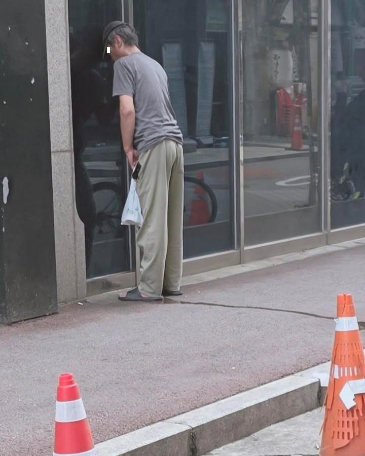 보배드림 인스타 DM 제보고령의 남성이 출근길 아침, 건물에 노상방뇨영등포역 근처는 출근하는 사람들이 많이 오가는 곳이라 공연음란죄가 적용될 수도 있으니,사람이 보이는 곳에.jpg