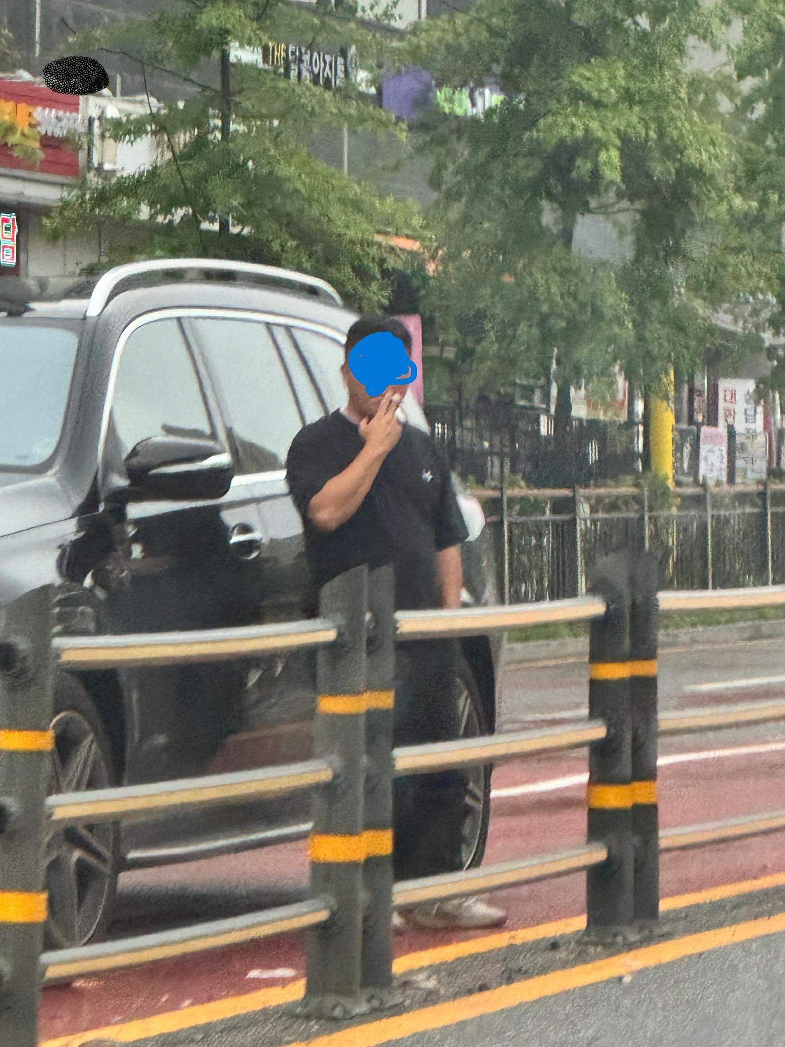 길거리 담배남자1.JPG