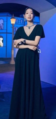 park-shin-hye-van-cleef-arpels-ig-post-january-2023-v0-qlhrvgo8heuh1.jpg