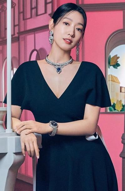 park-shin-hye-van-cleef-arpels-ig-post-january-2023-v0-hita5ho8heuh1.jpg