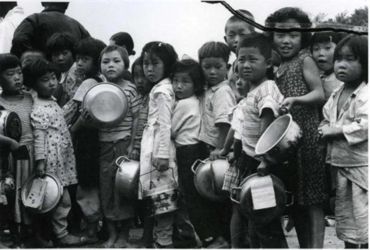 배급 그릇들고.jpg