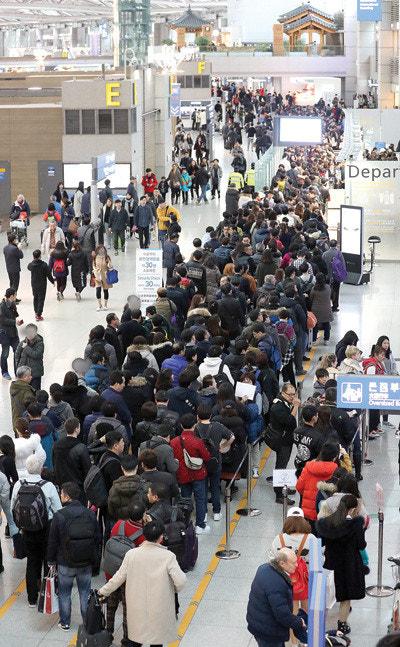 배급 인천공항 여행객 3.jpg